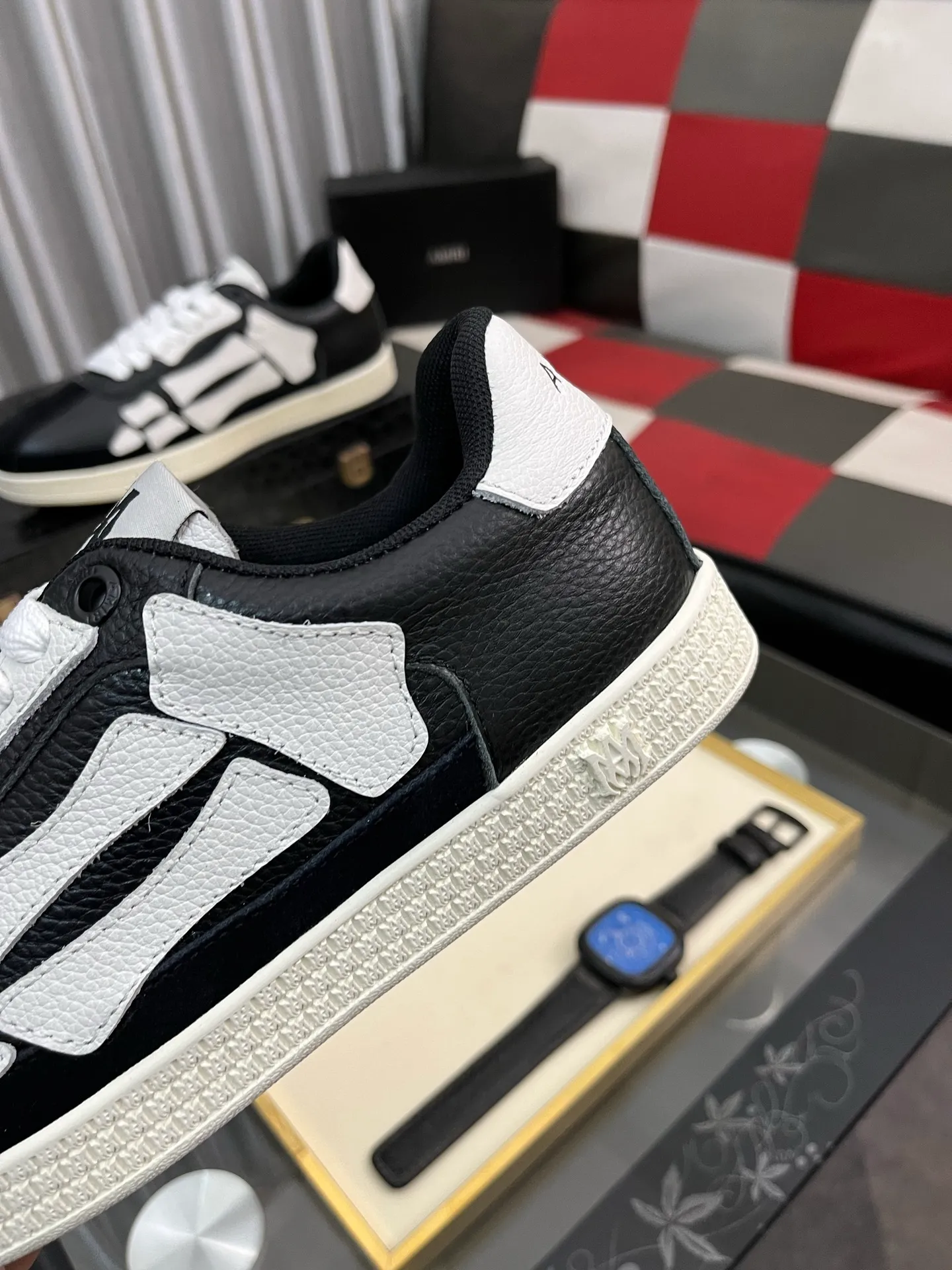 Men's shoes 💰420⌚️⌚️《AMIR*》New men's low-top casual sports sneakers bone shoes, another pair of irresistible bone shoes. Bone shoes are one of AMIRI's most popular items. They use first-layer cowhide uppers. The side bones are made of two cowhide laminations. They have a three-dimensional feel. The leather incisions are all oil-edged. Contrasting color design. Simple style. Fashionable sports. Customized metal LOGO nameplate to embellish shoelaces. Exclusive control of top version. Supports comparison. Breathable mesh lining Original rubber outsole A must-have item for daily leisure Suitable for various occasions Check it out if you pursue high quality Super cool uppers Size: 38-443️⃣ Colors available